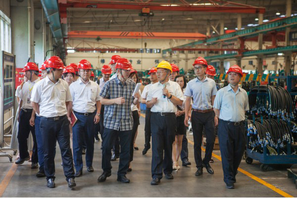 商务部合作司刘民强副司长一行调研j9国际集团智能