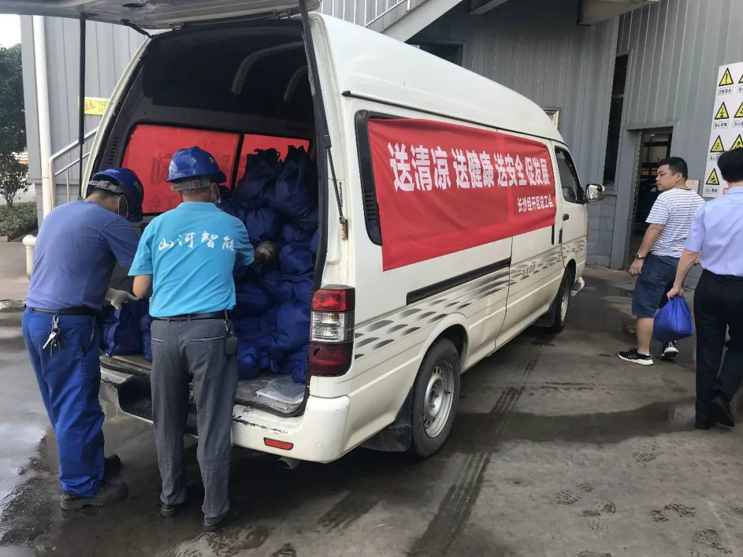 夏季炎炎送清冷，区总关切暖人心
