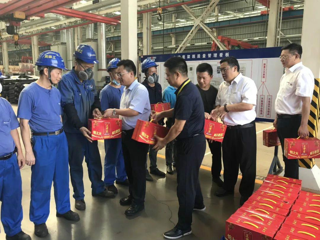 夏季炎炎送清冷，区总关切暖人心