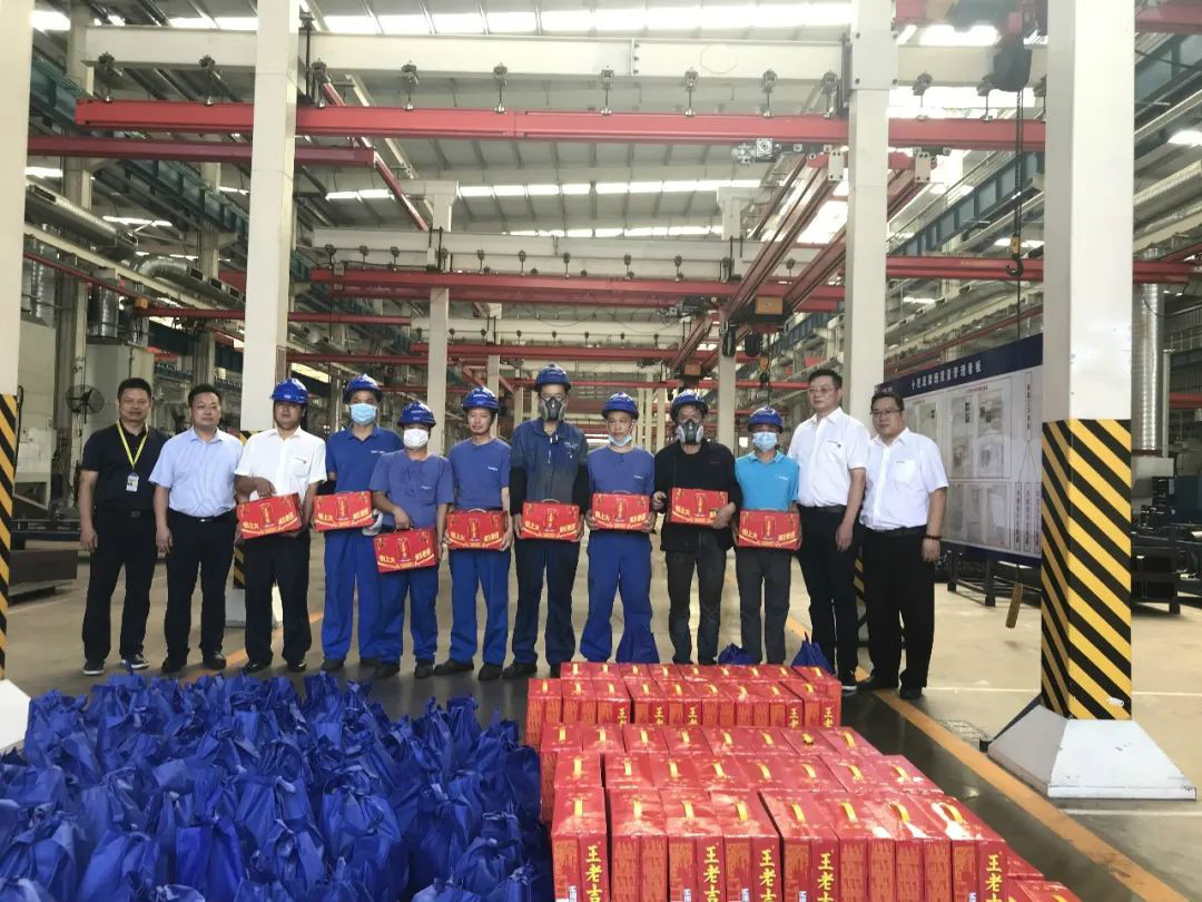 夏季炎炎送清冷，区总关切暖人心