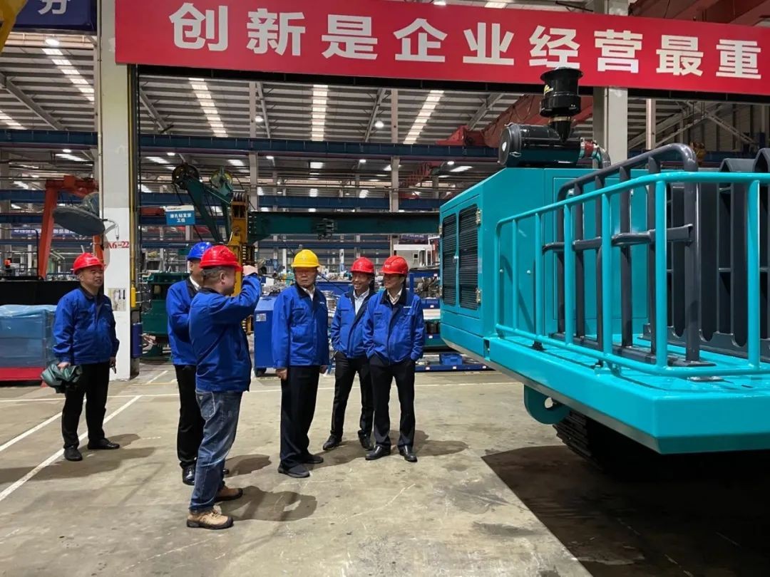 结合开发出成就！j9国际集团智能压裂管路运输车下线