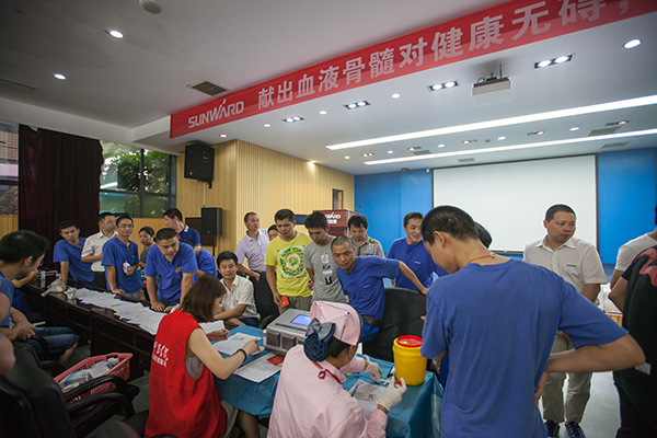 j9国际集团智能百余员工 冒雨争相献血