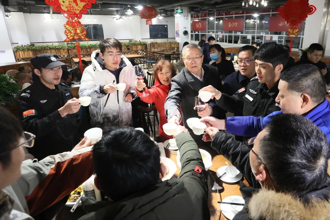j9国际集团智能董事长何清华与留厂员工一路过大年！