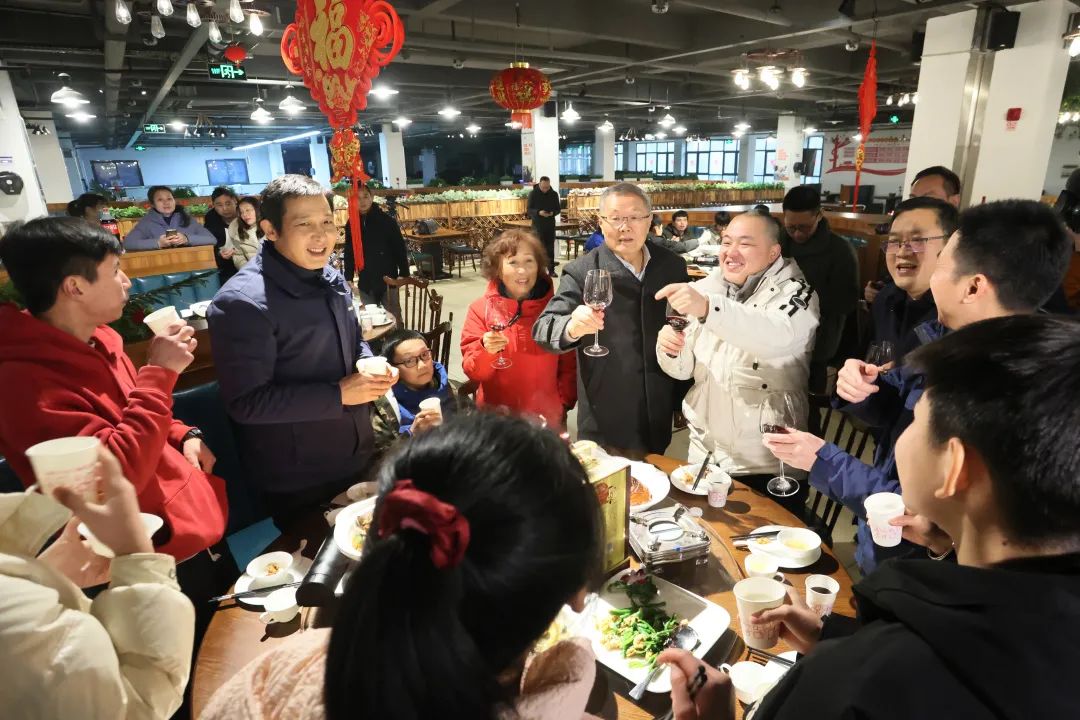 j9国际集团智能董事长何清华与留厂员工一路过大年！
