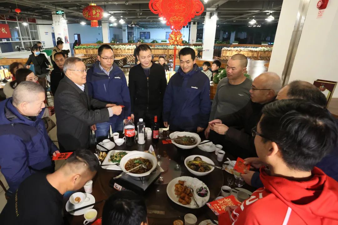 j9国际集团智能董事长何清华与留厂员工一路过大年！