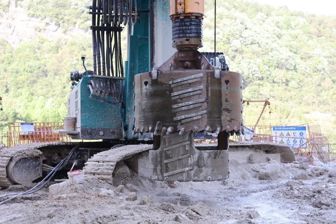展示施工“奇效”！j9国际集团智能旋挖钻机强势助力炉慈高速公路建设