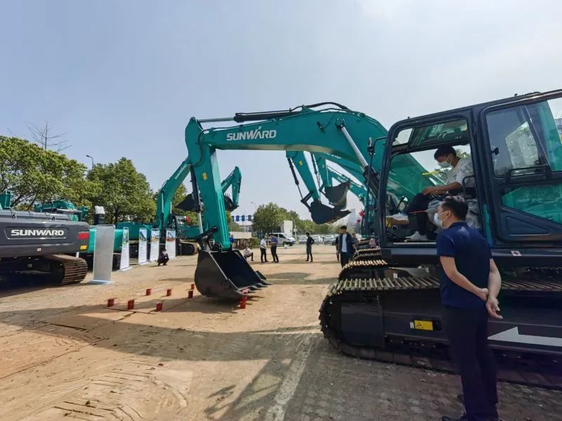 再现交机热潮！j9国际集团智能中大挖持续向市场进军