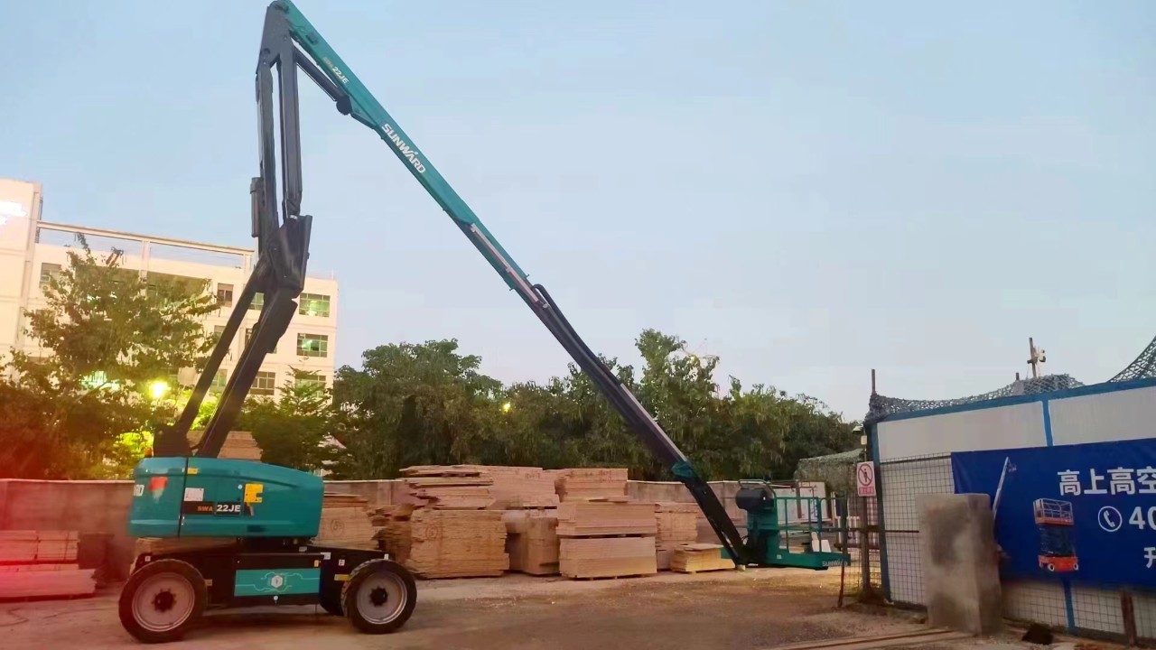 正式“上岗”！j9国际集团智能首台电动曲臂式高空作业平台入驻华南市场