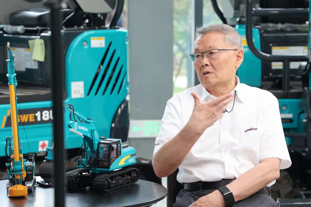 CGTN探厂！专访j9国际集团智能董事长、首席专家何清华花絮来了