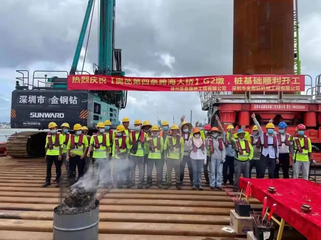 乘风破浪的旋挖钻机！j9国际集团智能助建澳氹第四跨海大桥