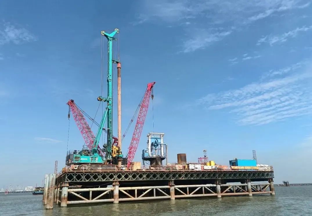 乘风破浪的旋挖钻机！j9国际集团智能助建澳氹第四跨海大桥