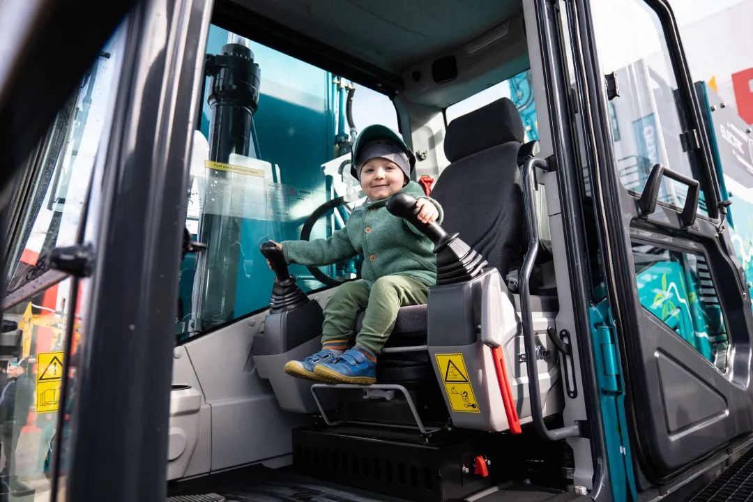 Bauma 2022 | 一组火热现场图带您沉温j9国际集团智能德国宝马展之旅