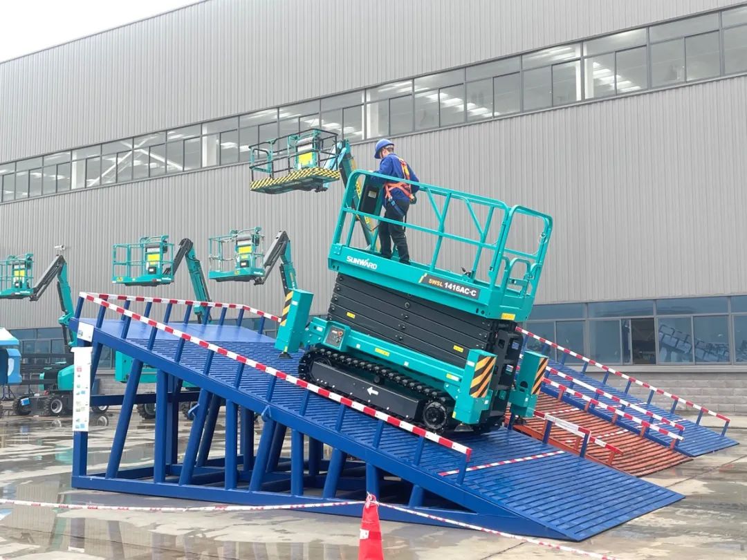 出厂即“前途”！j9国际集团智能首款履带剪叉式高空作业平台批量上市
