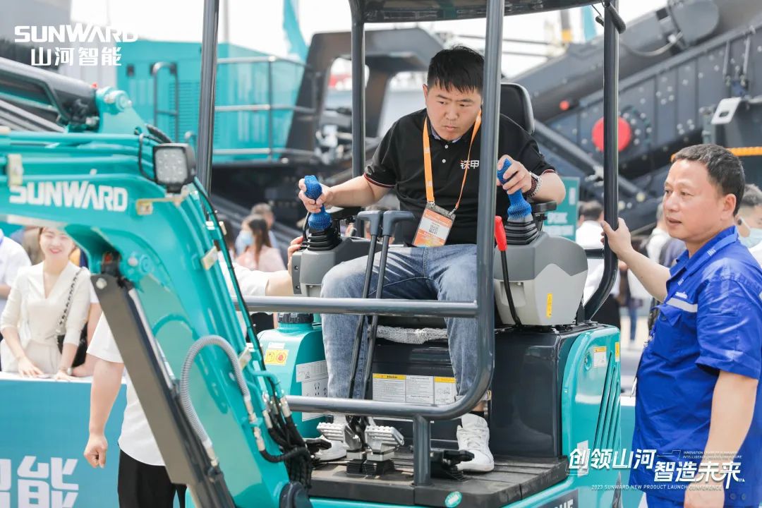 精品出击、互动不休！j9国际集团智能F系列挖掘机闪灼长沙展