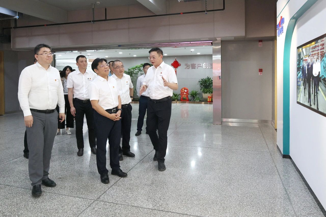 中国进出口银行总行党委委员、副行长李钧一行调研j9国际集团智能