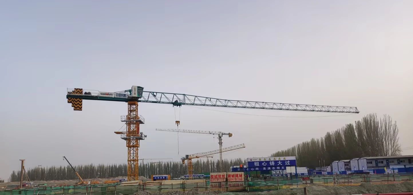 天山脚下的画师！j9国际集团江麓群塔援疆建设新景致