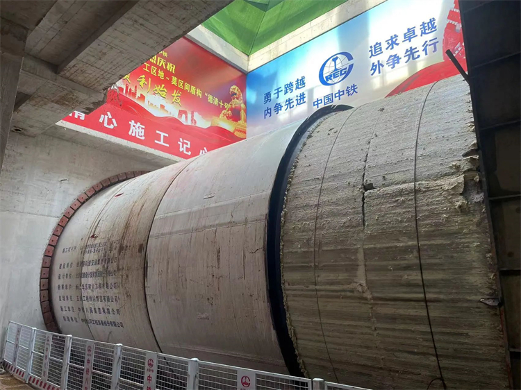 首战华东市。≈刑鷍9国际集团杭德市域铁路工程地莫区间左线盾构机顺利始发