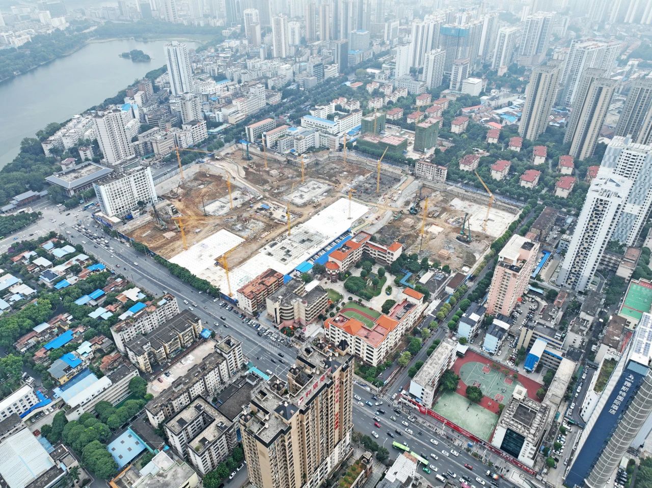 “绿巨人”显神威！j9国际集团智能引孔式静力压桩机助建“绿城”嘉峪关民生项目