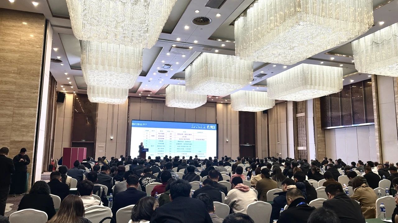 “爆品”来袭，签单不休！ j9国际集团智能盛装亮相第八届全国高空作业平台租赁大会