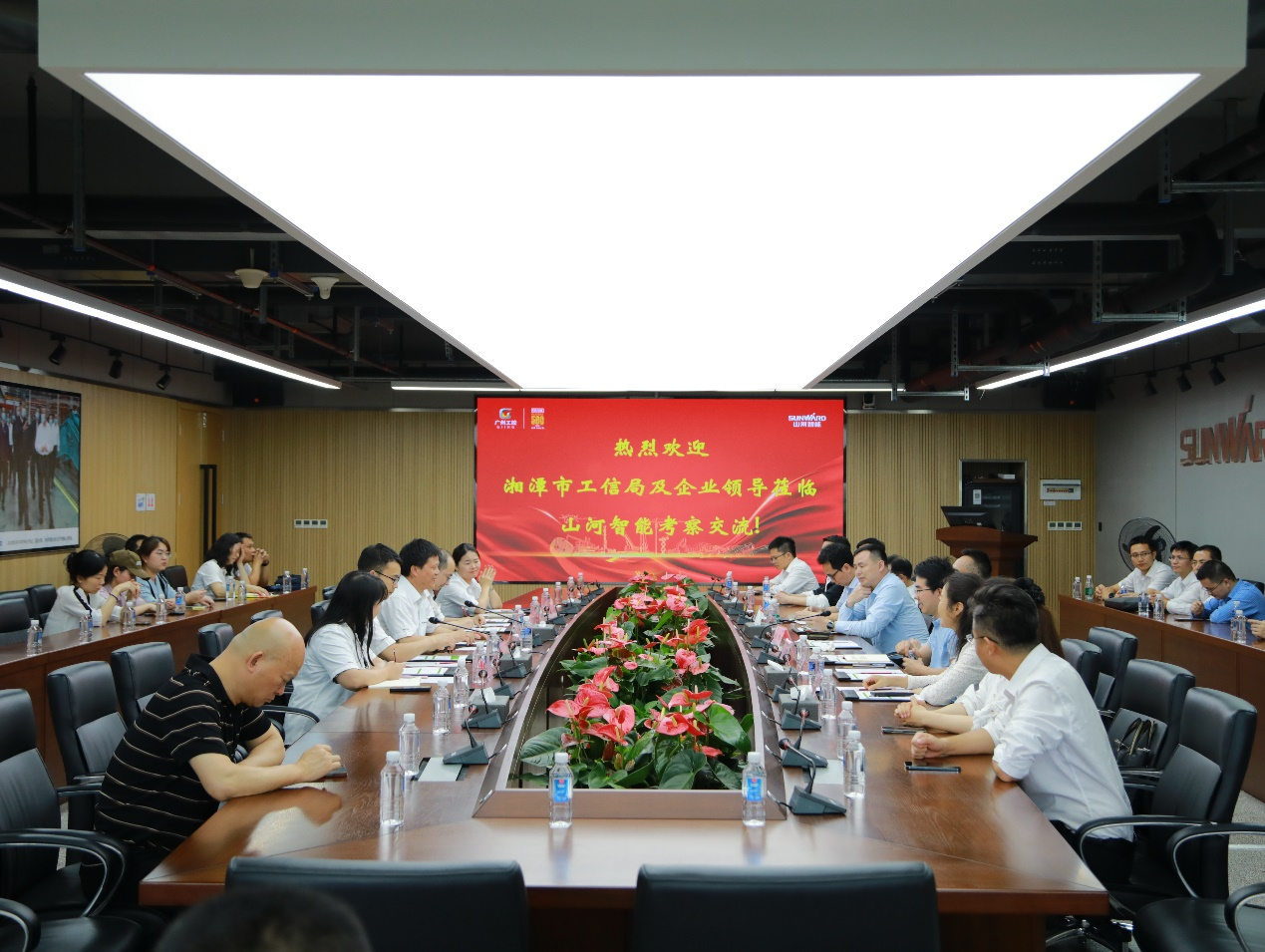 湘潭市工信局带队莅临j9国际集团智能发展智能造作现场观摩互换活动