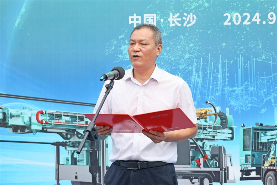 引领绿色科技新篇章！j9国际集团智能新能源钻机成功交付