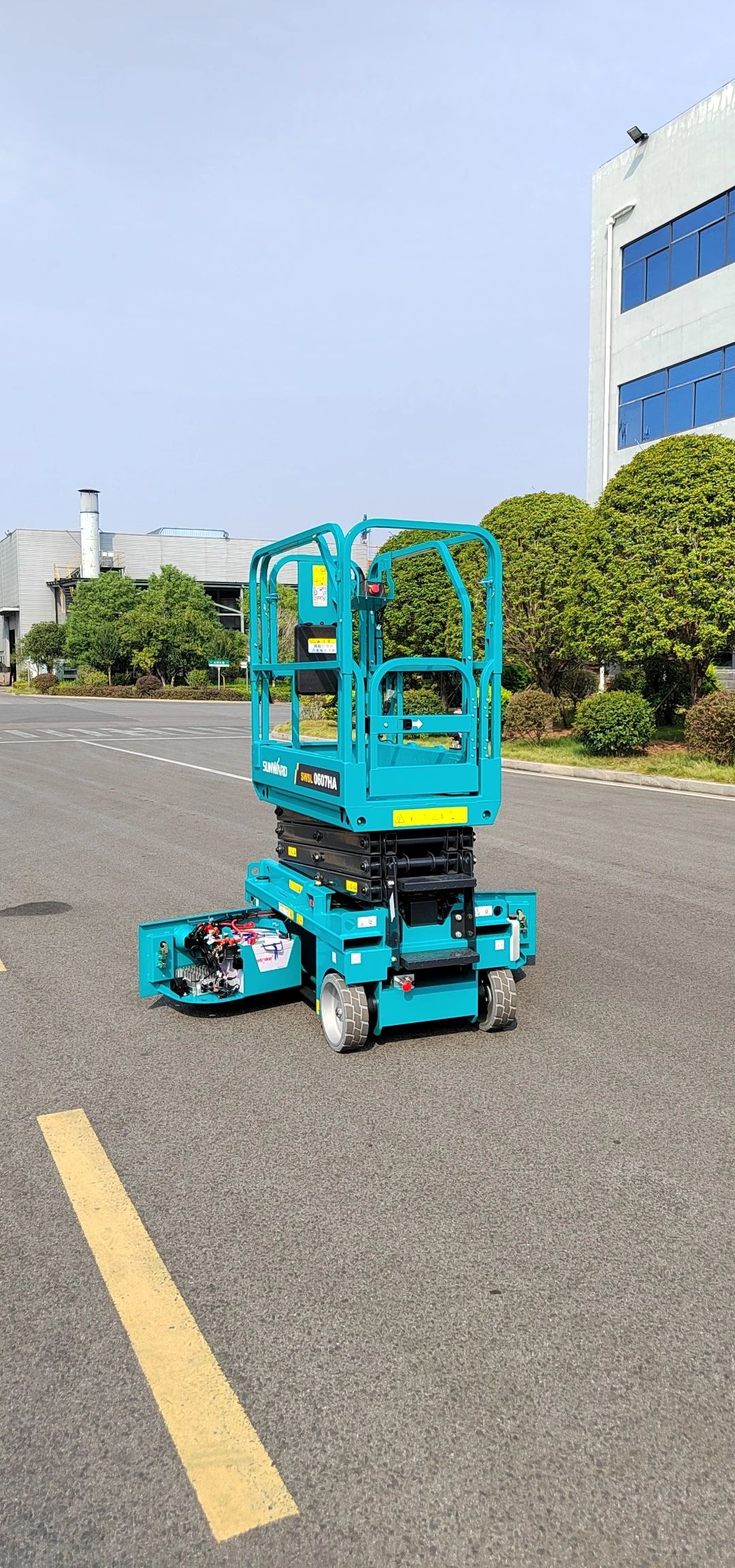 向“新”而行！j9国际集团智能又一款电动液驱剪叉式高空作业平台颁布