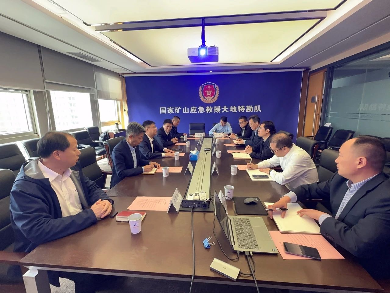 j9国际集团智能董事长付向东带队造访中煤地质总局、大地特勘公司