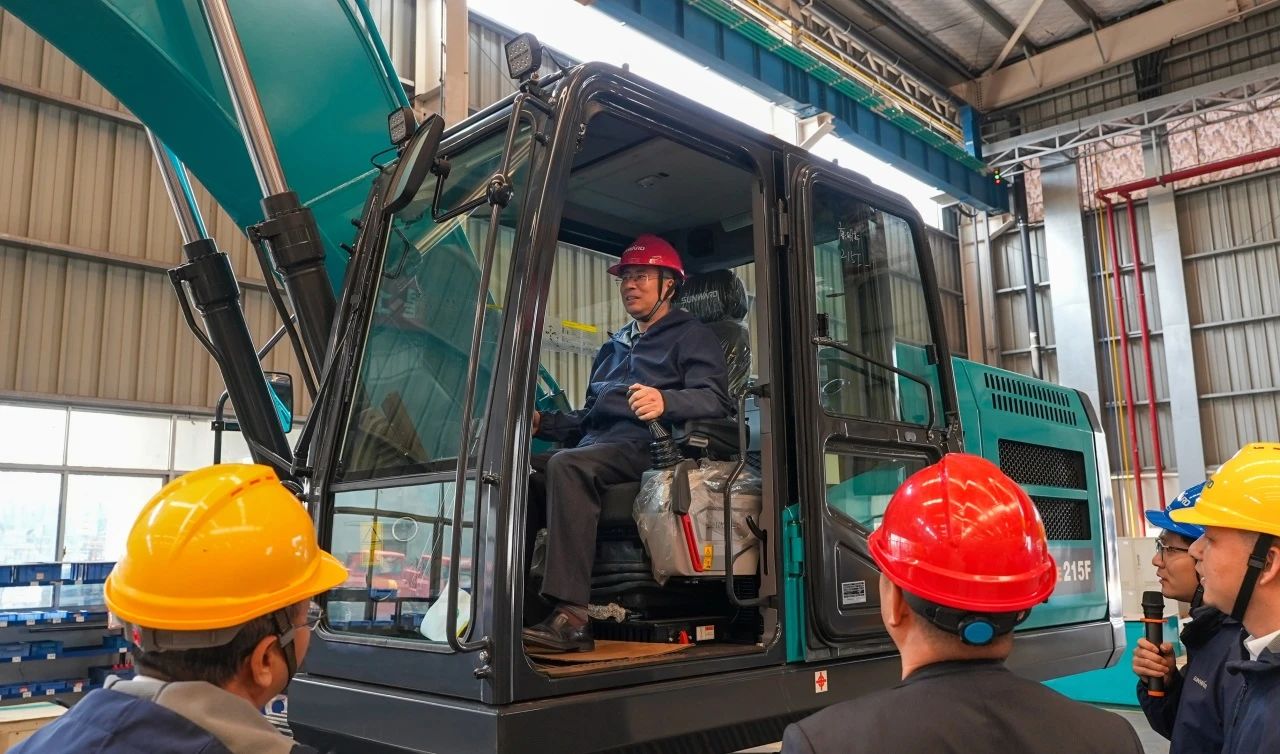 聚焦市场需要，j9国际集团智能三款精品工程液压挖掘机成功下线