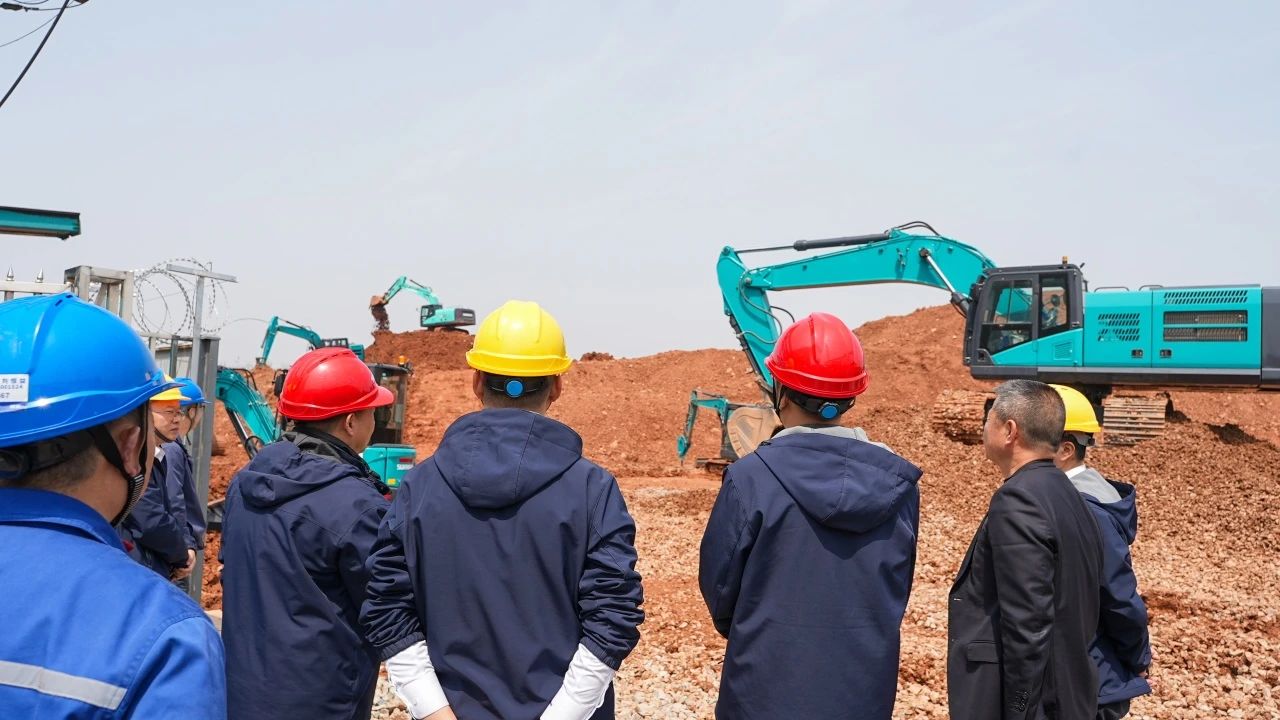 聚焦市场需要，j9国际集团智能三款精品工程液压挖掘机成功下线