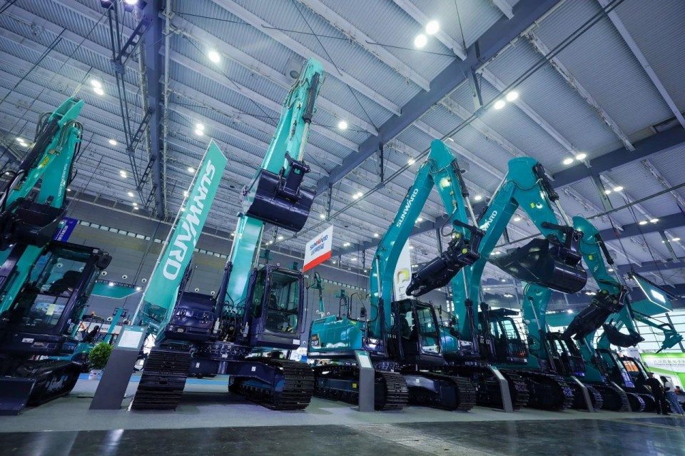 2025 CICEE | 从单一工具迈向多元化解决规划，j9国际集团智能出现非凡挖掘机风采