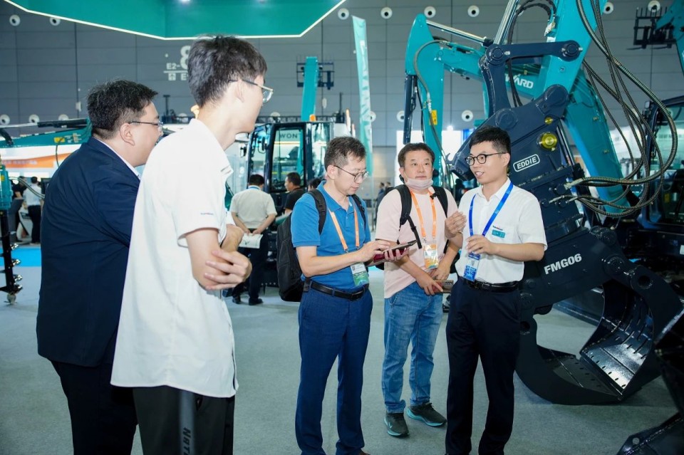 2025 CICEE | 从单一工具迈向多元化解决规划，j9国际集团智能出现非凡挖掘机风采