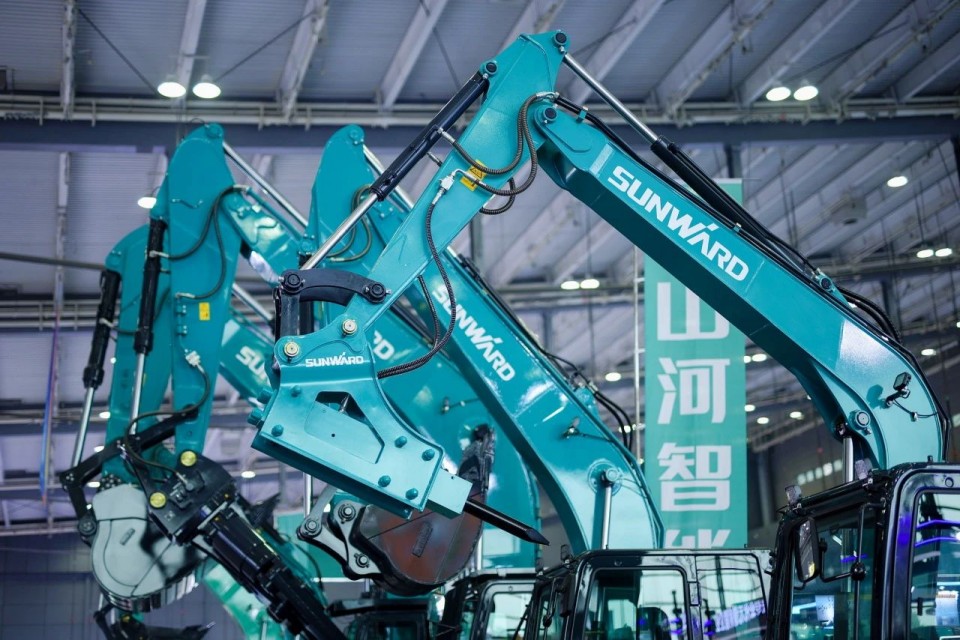 2025 CICEE | 从单一工具迈向多元化解决规划，j9国际集团智能出现非凡挖掘机风采
