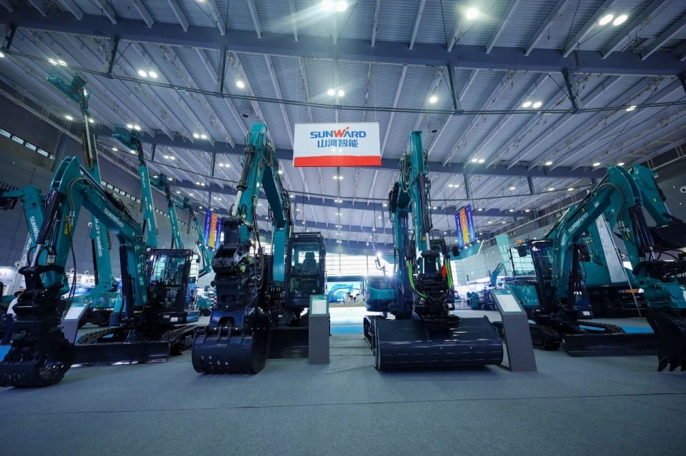 2025 CICEE | 从单一工具迈向多元化解决规划，j9国际集团智能出现非凡挖掘机风采