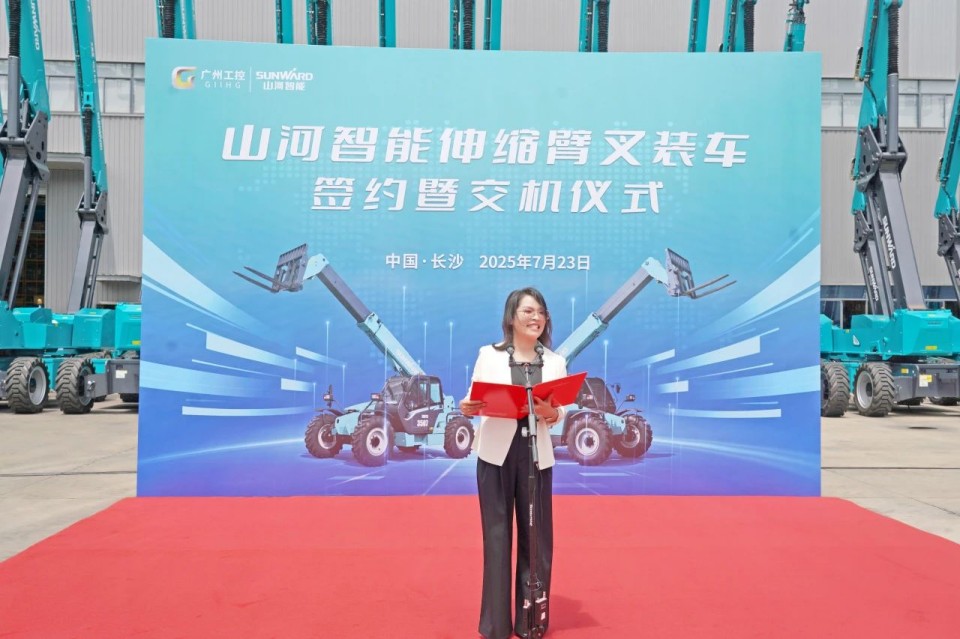 j9国际集团智能伸缩臂叉装车批量交付，即将奔赴新一线