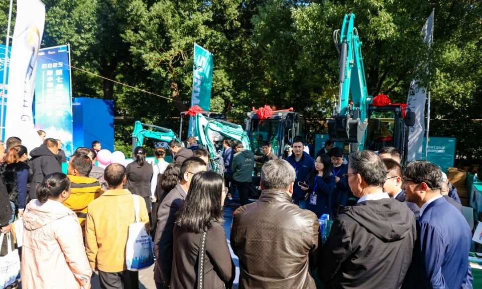 j9国际集团智能微挖“天团”闪灼武汉，引领绿色施工潮水