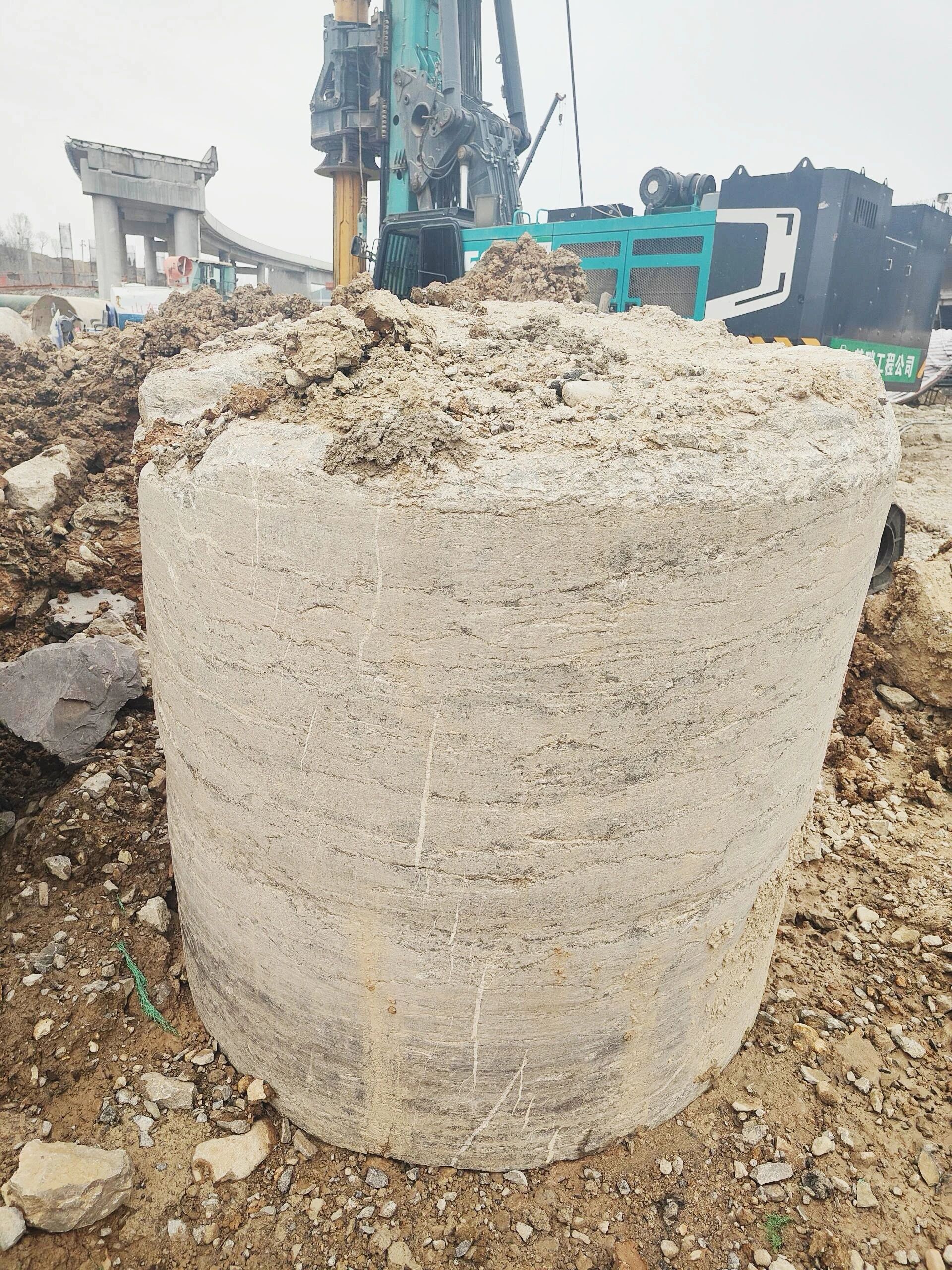 “亮剑”赤峰绕城改扩建项目，j9国际集团智能增程式电动旋挖钻机高效入岩受好评